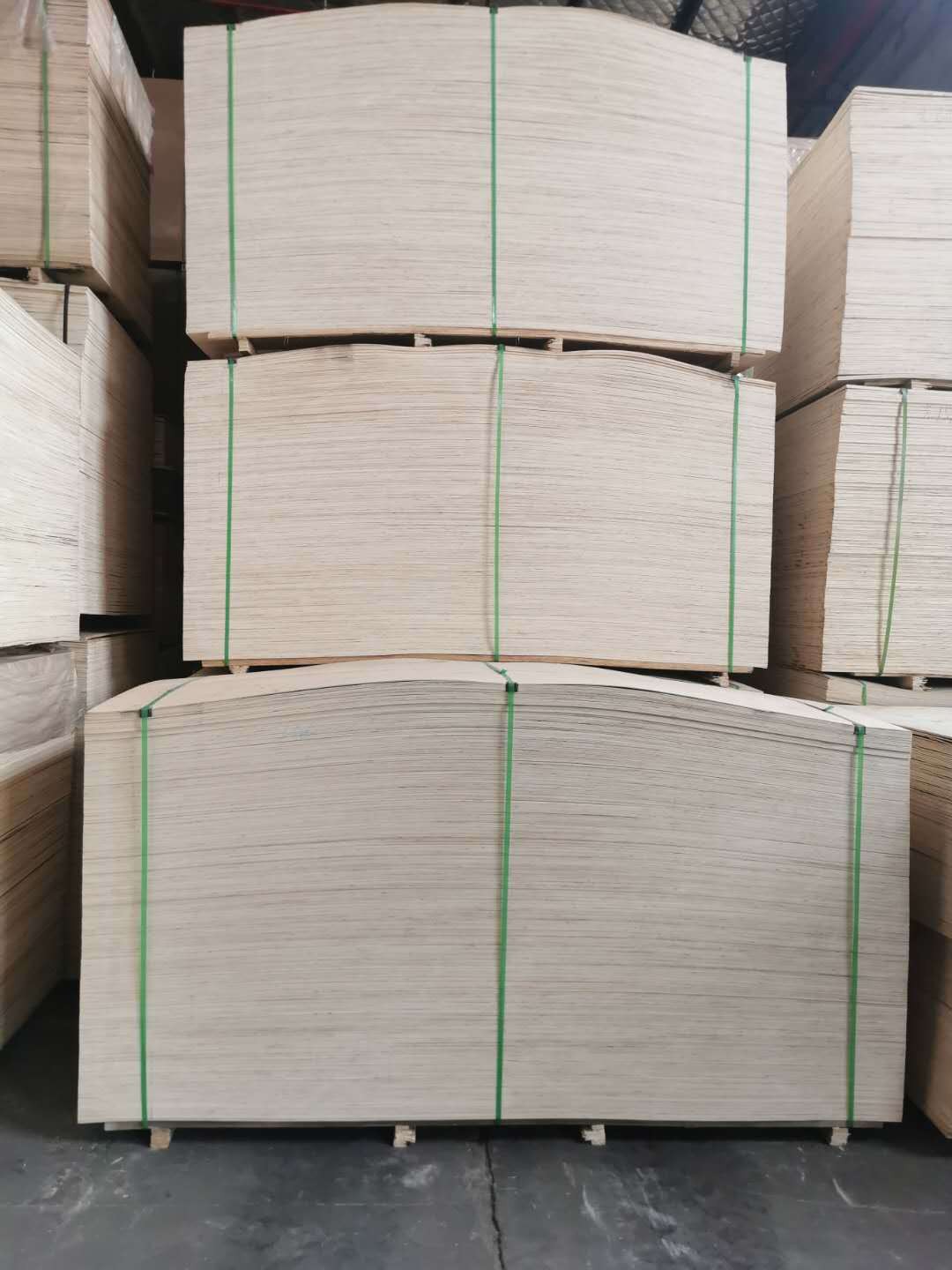 What are the advantages and disadvantages of poplar plywood?